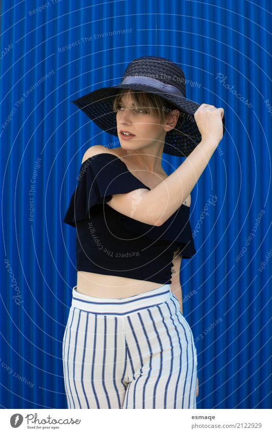 Modemädchen, das auf blauem Hintergrund aufwirft Lifestyle kaufen elegant Stil Design Mensch feminin Frau Erwachsene 18-30 Jahre Jugendliche Kunst Bekleidung