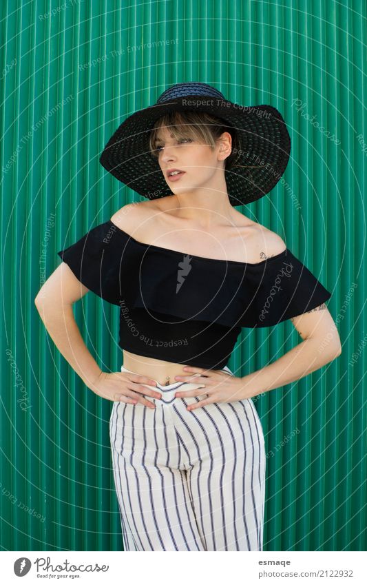 Frau Mode grün kaufen elegant Stil Design Club Disco Erwachsene Körper Bekleidung T-Shirt Hemd Hose Hut Coolness modern schwarz Farbe schick moda fantastisch
