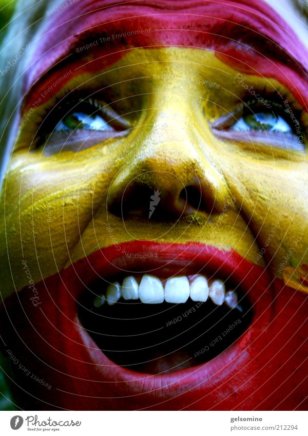 Spanien Junge Frau Jugendliche Gesicht schreien gelb rot Farbfoto Außenaufnahme Tag Porträt Gesichtsbemalung Zähne Begeisterung Freude Fan Applaus Spanisch
