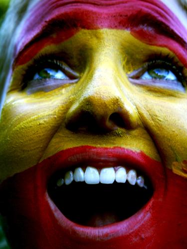 Spanien Junge Frau Jugendliche Gesicht schreien gelb rot Farbfoto Außenaufnahme Tag Porträt Gesichtsbemalung Zähne Begeisterung Freude Fan Applaus Spanisch