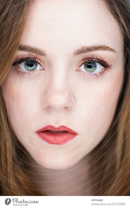 Portrait Mädchen mit weichen Make-up feminin Junge Frau Jugendliche Piercing Kreativität Mode modern Kunstlicht
