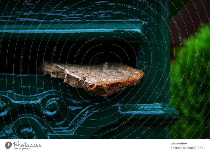 Brot für die Welt Ernährung Briefkasten Metall verrückt Farbfoto Tag Schwache Tiefenschärfe Dekoration & Verzierung Öffnung einwerfen außergewöhnlich