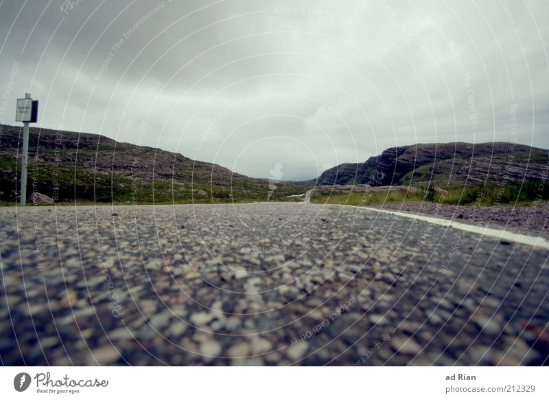 roadrunner Rennbahn Landschaft Wolken Horizont Nebel Regen Gras Sträucher Hügel Felsen Berge u. Gebirge Schottland Verkehrswege Straße Unendlichkeit Farbfoto