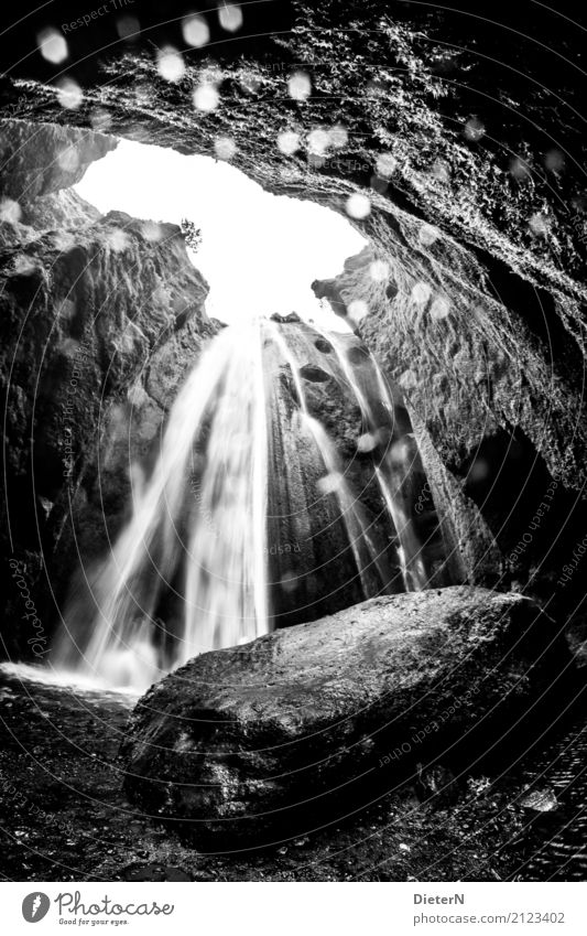 Wasserfal Sand Luft Wassertropfen Felsen Schlucht Wasserfall grau schwarz weiß Island Tropfen Reflexion & Spiegelung Schwarzweißfoto Außenaufnahme Menschenleer
