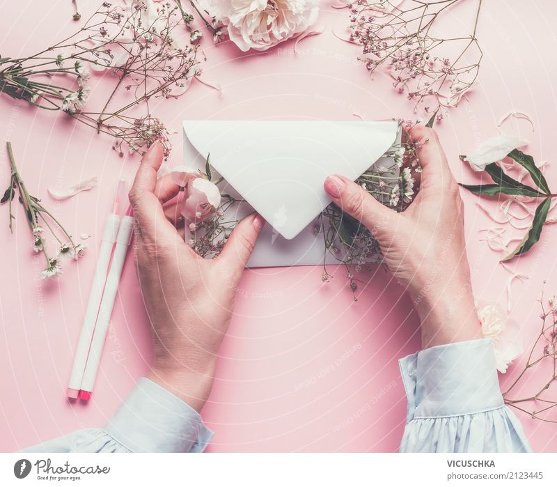 Weibliche Hände mit Blumen und Briefumschlag Stil Design Dekoration & Verzierung Feste & Feiern Muttertag Hochzeit Geburtstag Post Mensch feminin Frau