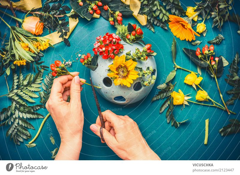 Herbst Blumen Dekoration machen Lifestyle Stil Design Häusliches Leben Mensch Frau Erwachsene Hand Natur Pflanze Dekoration & Verzierung Blumenstrauß arrangiert