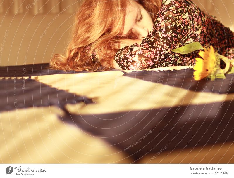 Herbstwärme feminin Frau Erwachsene Haare & Frisuren 1 Mensch blond langhaarig Locken schlafen träumen Wärme gold Gefühle Stimmung Warmherzigkeit ruhig