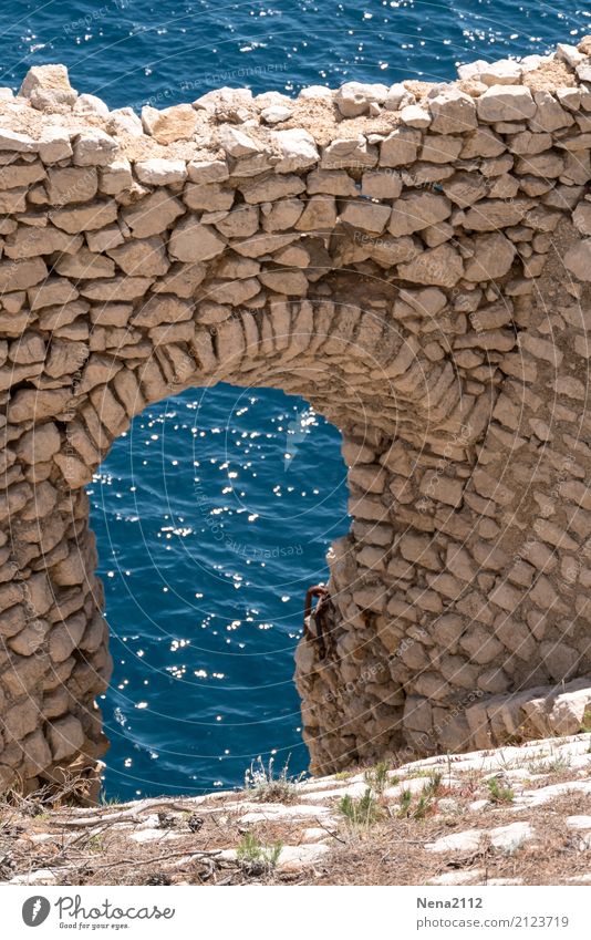 Fenêtre sur mer Wasser Schönes Wetter Wellen Bucht Meer alt blau Mauer Steinmauer Fenster Tür Römerzeit Ruine Farbfoto Außenaufnahme Detailaufnahme Menschenleer