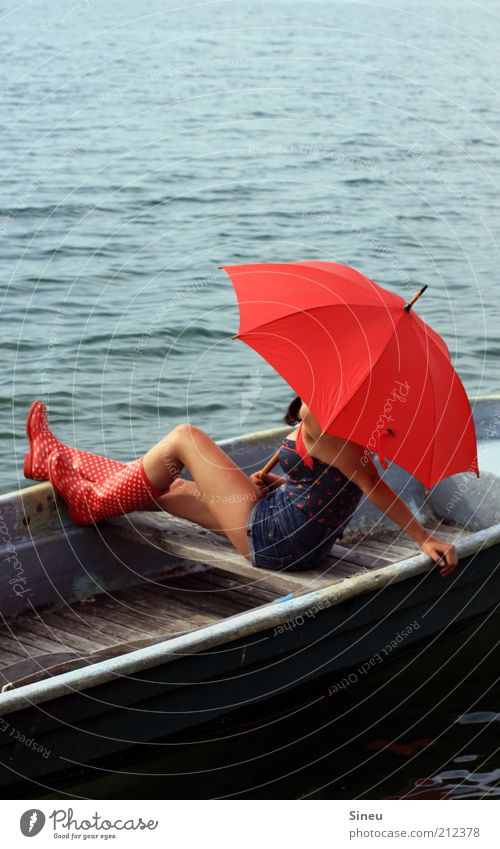 Vom Fischer und seiner Frau Erwachsene warten Natur Wasser Himmel Sommer Schönes Wetter Shorts Gummistiefel Regenschirm rot sitzen Hoffnung Glaube Freiheit