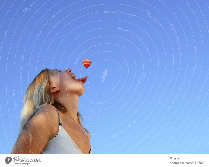 Mit dem Lappen kann man alles fangen Spielen feminin Junge Frau Jugendliche Mund 18-30 Jahre Erwachsene Schönes Wetter Luftverkehr Fluggerät Ballone Essen