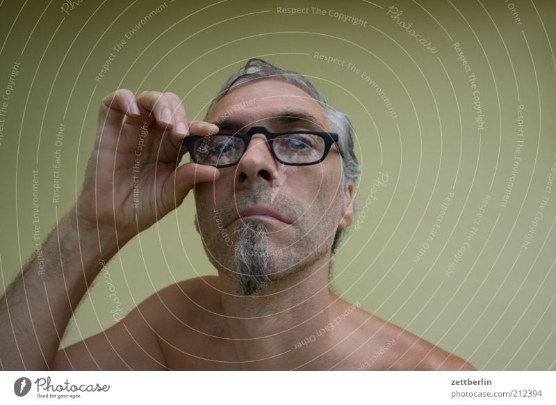 Noch 8... Mann Erwachsene Kopf Bart 45-60 Jahre Brille grauhaarig Dreitagebart beobachten Blick warten gereizt Frustration trotzig skurril Kinnbart direkt