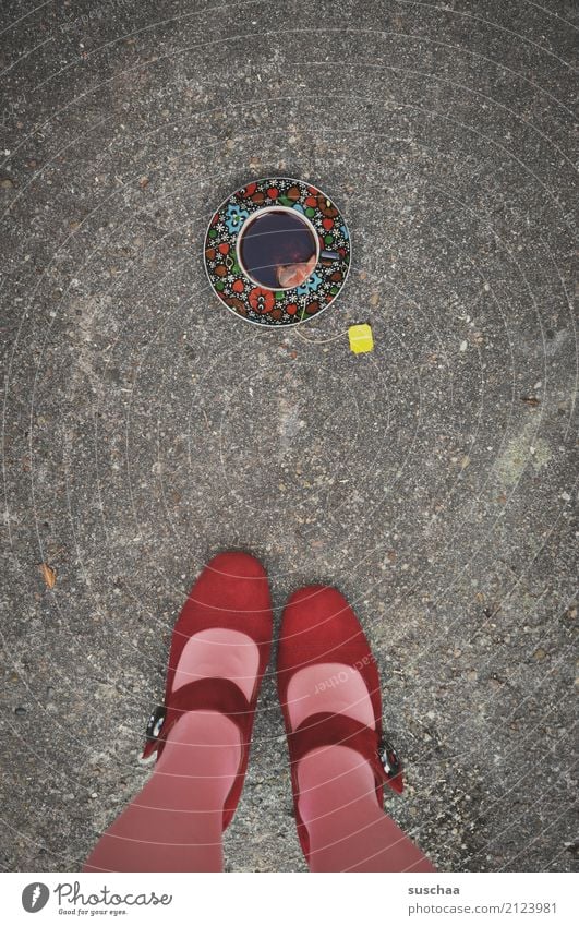 abwarten und teetrinken Fuß beine Schuhe Straße Damenschuhe rot rosa Symbole & Metaphern außergewöhnlich Tasse Tee Teebeutel Getränk Durst seltsam verrückt