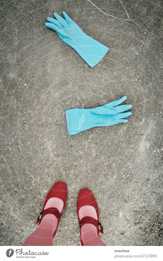 handwerk | fertig mit dem abwasch Handschuhe Gummi Reinigen Geschirrspülen Haushaltsführung Frauenarbeit blau zyan rot Schuhe Damenschuhe Fuß stehen