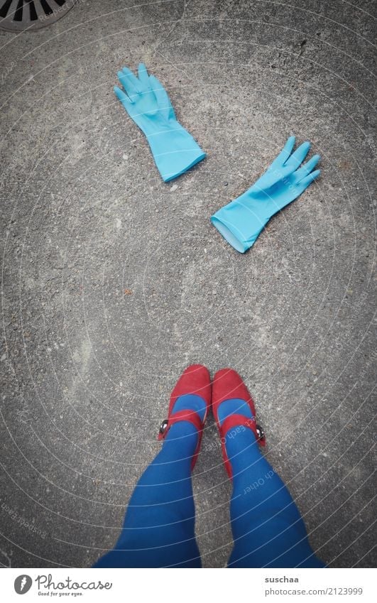 sauber Handschuhe Reinigen Raumpfleger aufräumen weiblich Beine Fuß stehen Damenschuhe Schuhe Strumpfhose blau rot Straße Asphalt