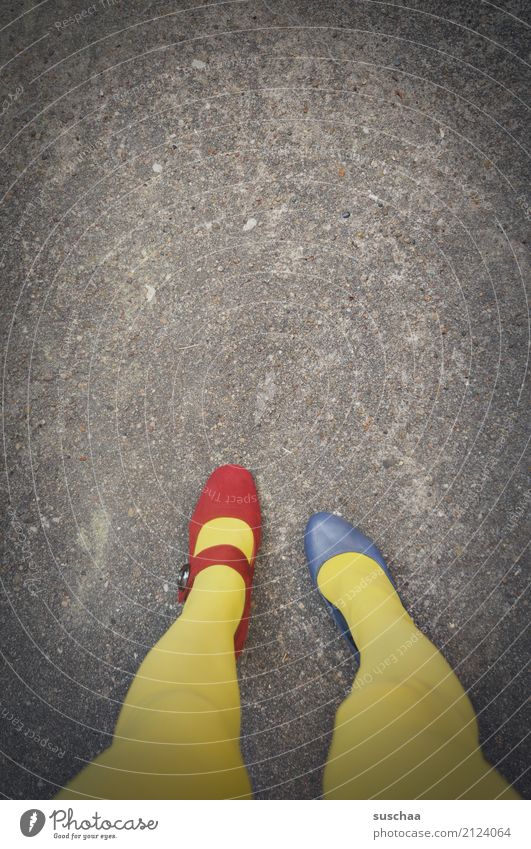 farbenblind Fuß Beine Schuhe falsch verkehrt versehen unaufmerksam verrückt seltsam außergewöhnlich blamabel stehen Asphalt gelb rot blau