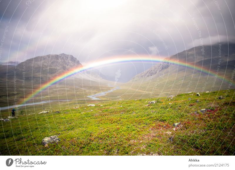 Ein Mensch steht am Anfang eines ganzen Regenbogens der ein Tal überspannt Leben 1 Natur Landschaft Urelemente schlechtes Wetter Berge u. Gebirge Schweden