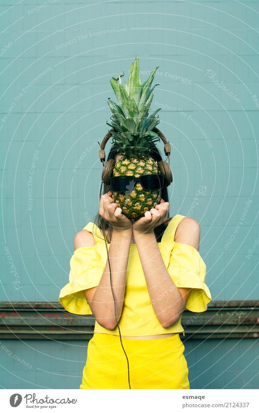 Ananas im Körper der Frau mit langweiliger Haltung Lebensmittel Bioprodukte Vegetarische Ernährung Lifestyle Freude Glück Ferien & Urlaub & Reisen Tourismus