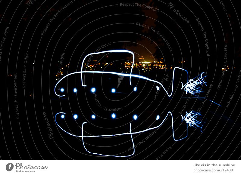 schau, schatz, ein lichtkunst-uboot! Nachthimmel Stadt Stadtrand glänzend zeichnen ästhetisch außergewöhnlich groß einzigartig Freude Horizont Idee innovativ