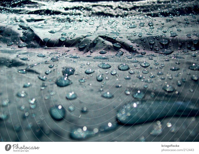 Nur noch Regen :( Umwelt Wasser Wassertropfen Sonnenlicht Wetter schlechtes Wetter nass natürlich Sauberkeit türkis Abdeckung Zelt Farbfoto Außenaufnahme