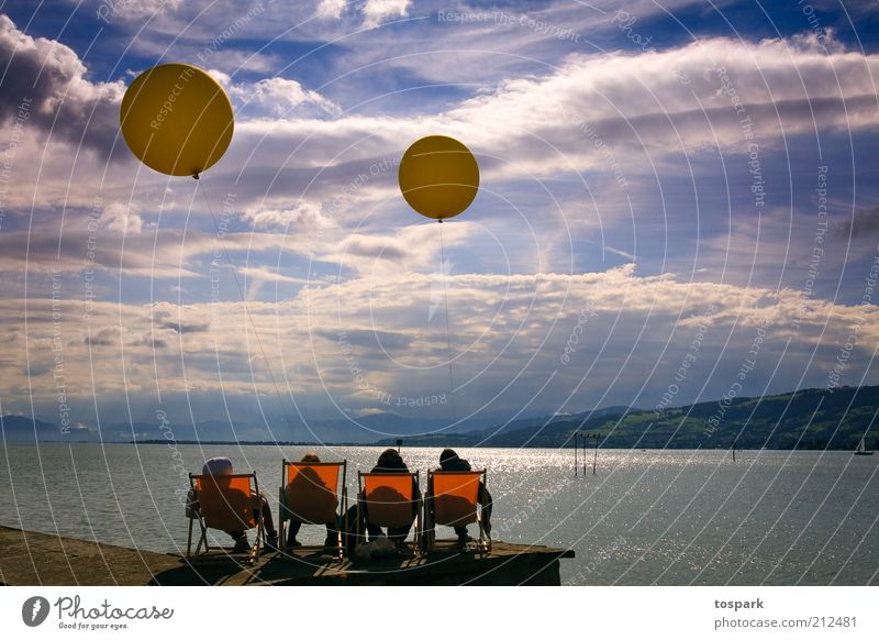Nachmittag am See Zufriedenheit Erholung ruhig Spielen Mensch Freundschaft 4 Wasser Himmel Wolken Sommer Schönes Wetter Bodensee Luftballon beobachten genießen