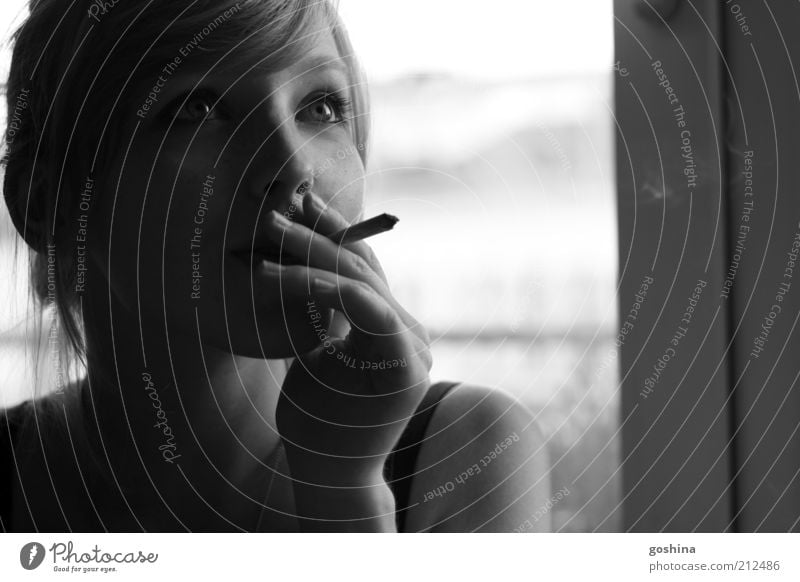 Gedankenmomente feminin Junge Frau Jugendliche Gesicht 1 Mensch 18-30 Jahre Erwachsene Zigarette Zigarettenrauch Rauch Denken genießen Rauchen Blick träumen