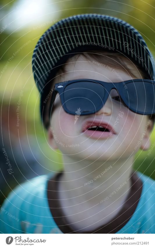 sonnenbrille Spielen Sommerurlaub Mensch Kind Junge Kopf 1 1-3 Jahre Kleinkind Blick Freizeit & Hobby Freude einzigartig Kindheit Sonnenbrille Offenblende