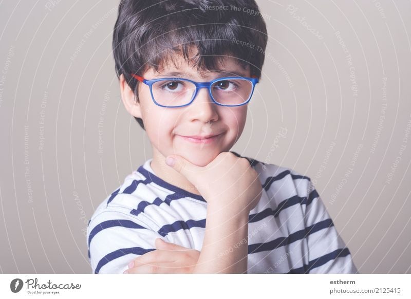 Glücklicher Junge mit Brille Lifestyle Behandlung Wellness Leben Bildung Kindergarten Schule Mensch Kleinkind Kindheit 1 3-8 Jahre Denken Lächeln Freundlichkeit