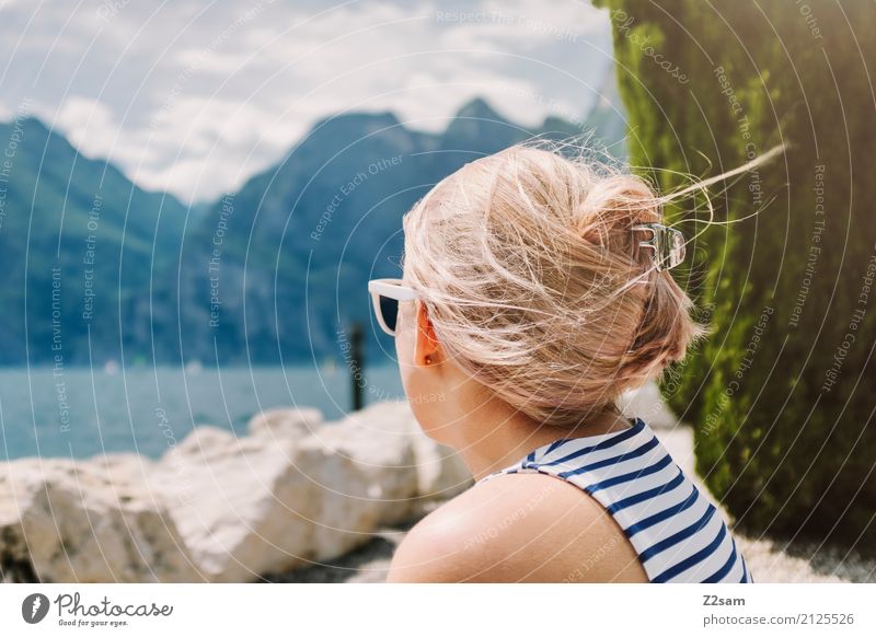 Gute Aussichten Lifestyle Sommerurlaub Junge Frau Jugendliche 18-30 Jahre Erwachsene Natur Landschaft Himmel Schönes Wetter Sträucher See Sonnenbrille blond