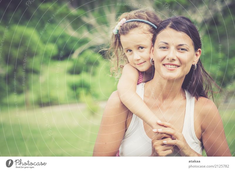 Glückliche Mutter und Tochter, die im Park spielt Lifestyle Freude schön Gesicht Freizeit & Hobby Spielen Sommer Kind Mensch Baby Frau Erwachsene Eltern