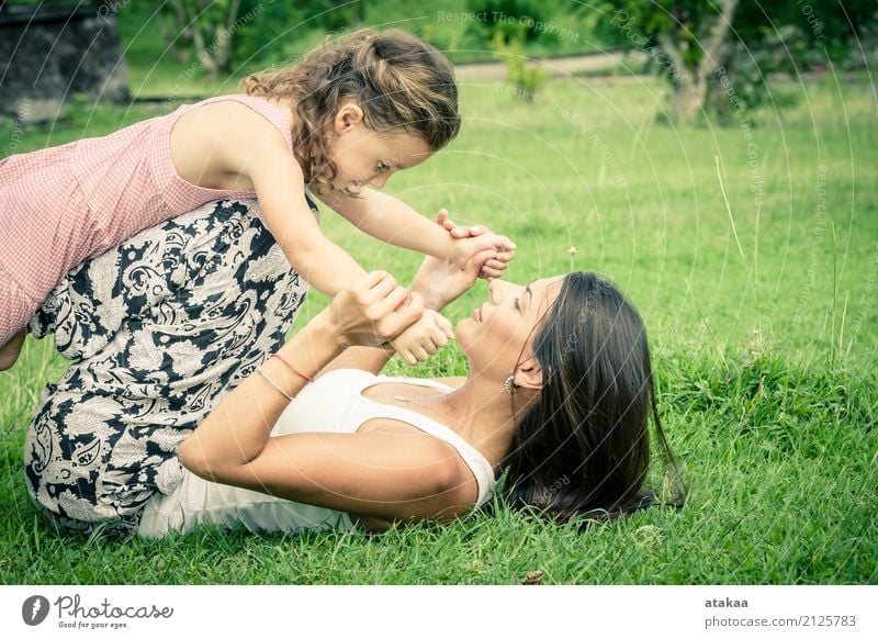 Glückliche Mutter und Tochter, die im Park spielt Lifestyle Freude schön Gesicht Freizeit & Hobby Spielen Ferien & Urlaub & Reisen Sommer Kind Mensch Baby Frau