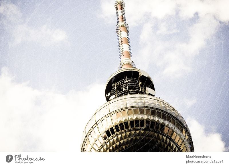360 Berliner Fernsehturm Berlin-Mitte Deutschland Europa Turm Sehenswürdigkeit Wahrzeichen Himmel Wolken Alexanderplatz Spitze Farbfoto Außenaufnahme