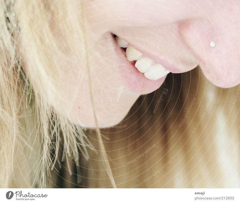Zahnarztwerbung feminin Zähne Freundlichkeit Fröhlichkeit positiv Lächeln Nasenpiercing Mund Farbfoto Profil blond langhaarig Junge Frau Jugendliche Piercing