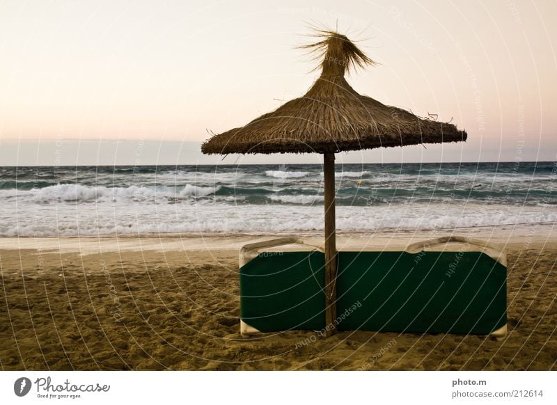 Strandfeierabend Umwelt Natur Landschaft Sand Wasser Sommer Wellen Meer Ferien & Urlaub & Reisen Mallorca Spanien Schirm Liegestuhl Farbfoto Gedeckte Farben