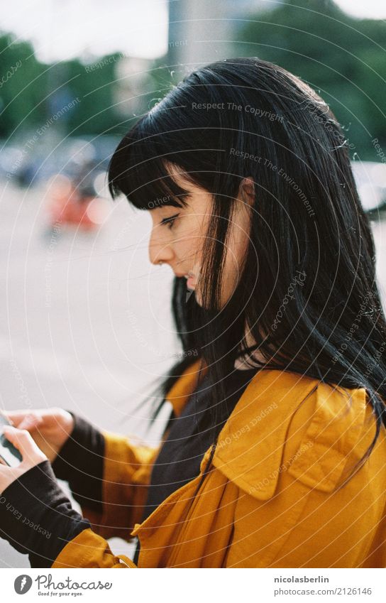Portrait junge Frau mit schwarzen Haaren tippt auf Handy Freizeit & Hobby Ferien & Urlaub & Reisen Tourismus Student Telekommunikation Business Feierabend