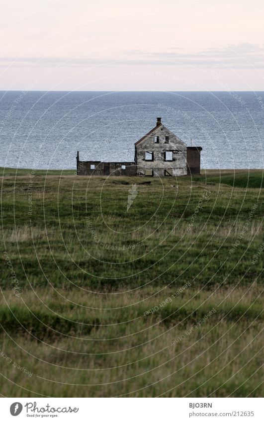 Was ist Heimat? | Iceland Landschaft Wasser Himmel Weide Küste Meer Snæfellsnes Island Dorf Haus Ruine Gebäude Fenster Vorderseite Verfall Einsamkeit