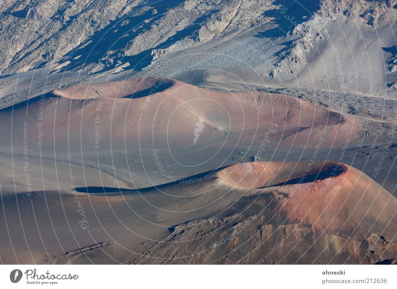 Vulkan Landschaft Urelemente Erde Haleakala Vulkankrater Kraterrand braun rot Farbfoto Licht Schatten Sonnenlicht Außenaufnahme Menschenleer Luftaufnahme