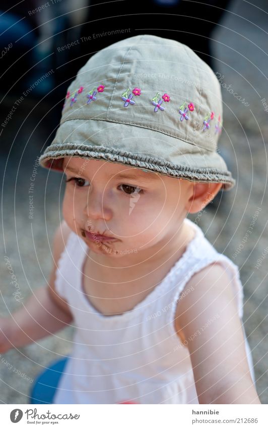 behütet Schokolade Mensch Kind Mädchen Kindheit 1 1-3 Jahre Kleinkind Hut Blick Spielen niedlich grau rosa weiß schokobraun Hemd ernst Konzentration