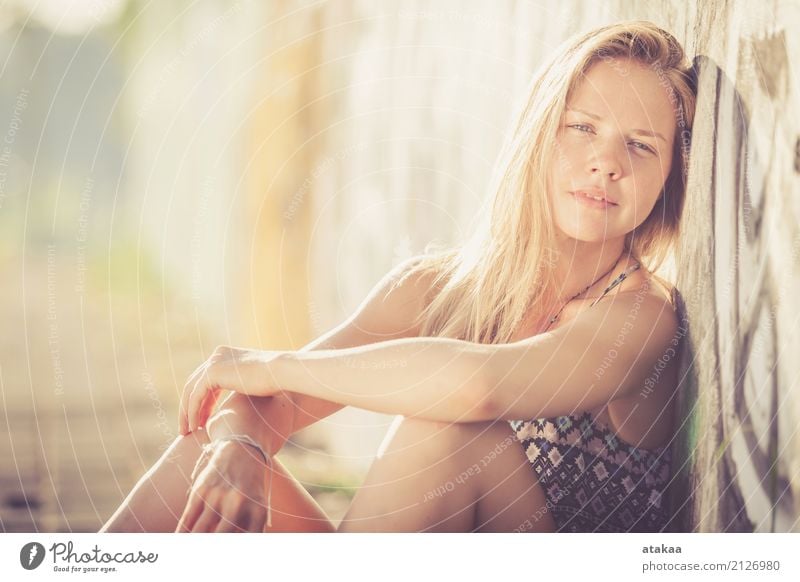 Portrait eines schönen blonden Mädchens Lifestyle elegant Stil Freude Glück Haare & Frisuren Gesicht Erholung Sommer Sonne Mensch Frau Erwachsene Natur Straße