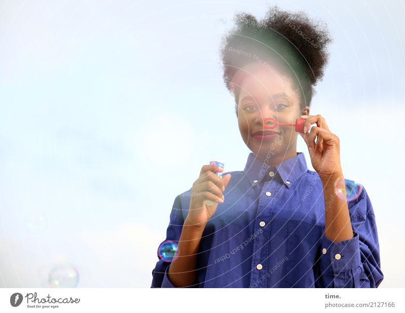 Arabella feminin Frau Erwachsene 1 Mensch Hemd schwarzhaarig langhaarig Locken Afro-Look Spielzeug Seifenblase Kugel beobachten festhalten Lächeln Blick Spielen