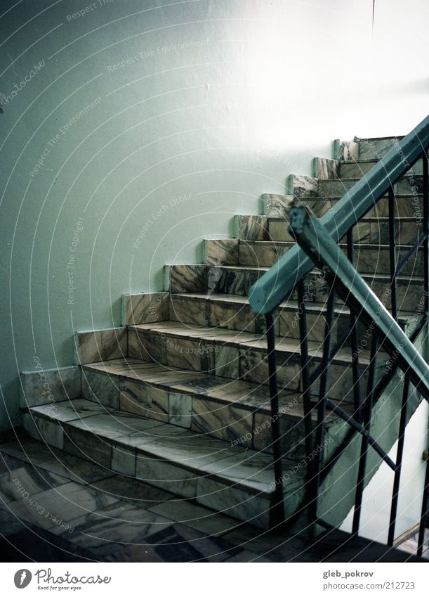 Halle #1 Architektur Mauer Wand Treppe Leben dokumentarisch ga 645 Profi 400H Farbfoto Innenaufnahme Strukturen & Formen Tag Licht Schatten Kontrast