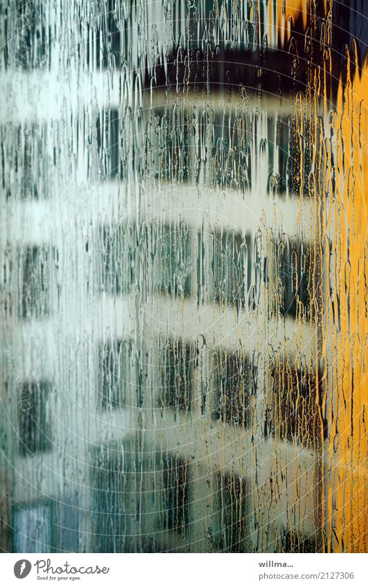 Sommerregen an der Fensterscheibe Regen schlechtes Wetter Haus Bauwerk Gebäude Architektur Stadt Niederschlag Fensterfront Schliere