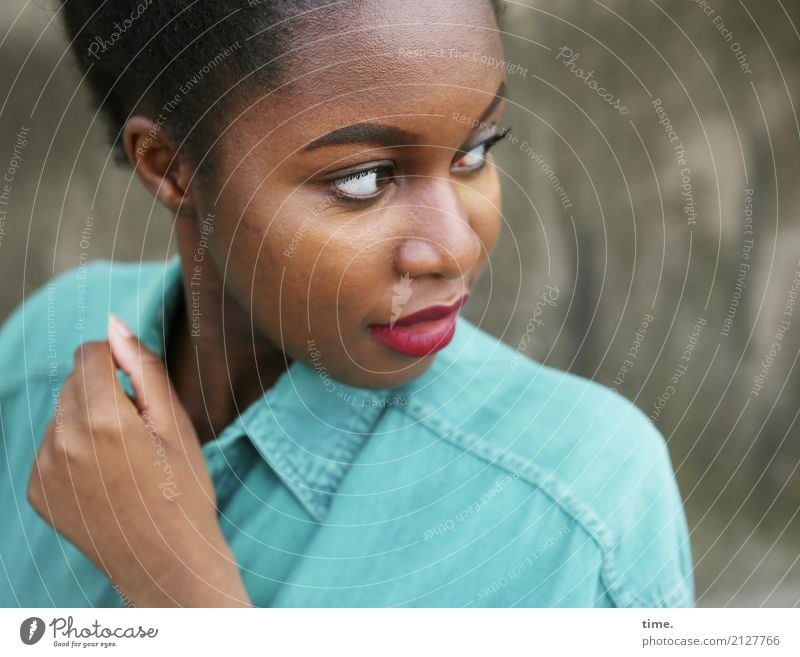 Arabella Lippenstift feminin Frau Erwachsene 1 Mensch Hemd schwarzhaarig kurzhaarig beobachten Blick warten ästhetisch authentisch schön selbstbewußt