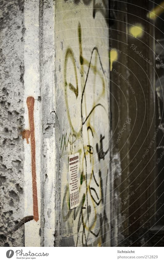 Hausecke im Kiez Jugendkultur Subkultur Punk Ruine Mauer Wand Fassade Tür Stein Beton Holz Graffiti rebellisch mehrfarbig grau Aggression Armut chaotisch Farbe