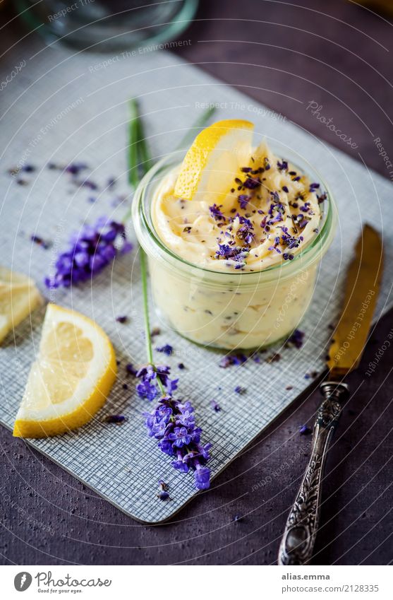 Lavendel-Zitronen-Butter Lebensmittel Gesunde Ernährung Speise Foodfotografie Essen Grillen frisch lecker selbstgemacht Essen zubereiten brotaufstrich violett