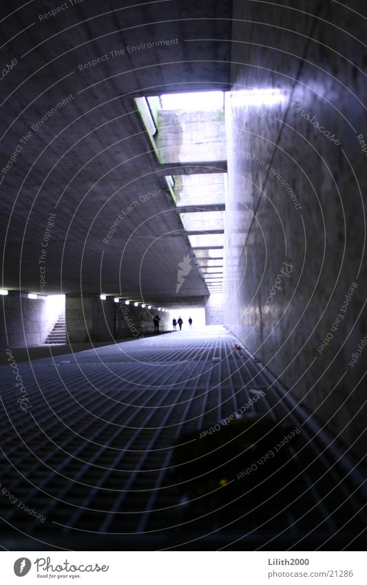 Going Underground Tunnel Durchgang U-Bahn München Licht Gitter Architektur Schatten