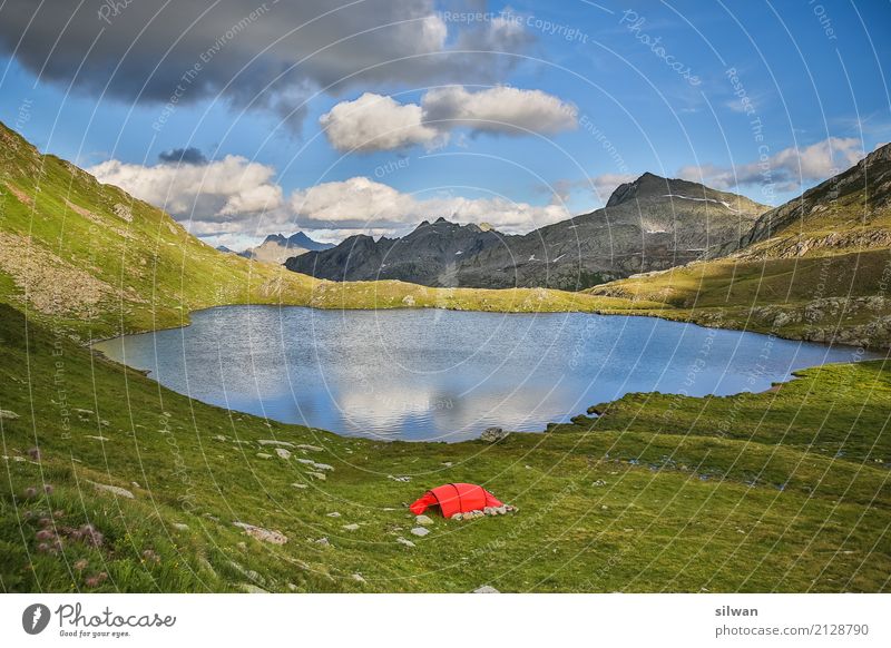 Bergsee mit Zelt Expedition Camping Sommer Berge u. Gebirge wandern Landschaft Gewitterwolken Schönes Wetter Felsen Alpen Gipfel See außergewöhnlich frei
