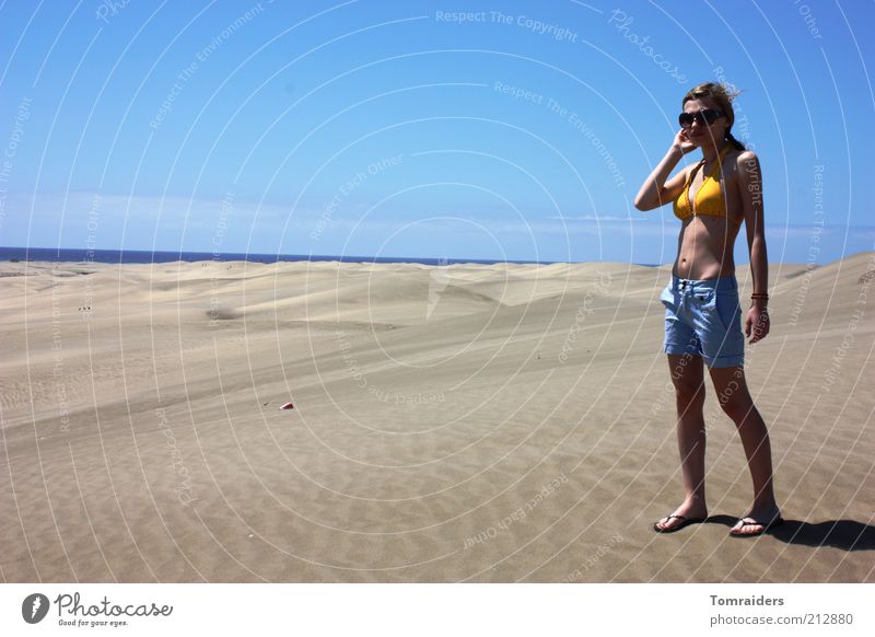 Sandgefühl Erholung Freiheit Sommerurlaub Insel feminin Junge Frau Jugendliche 1 Mensch 18-30 Jahre Erwachsene Landschaft Himmel Schönes Wetter Strand Meer Düne