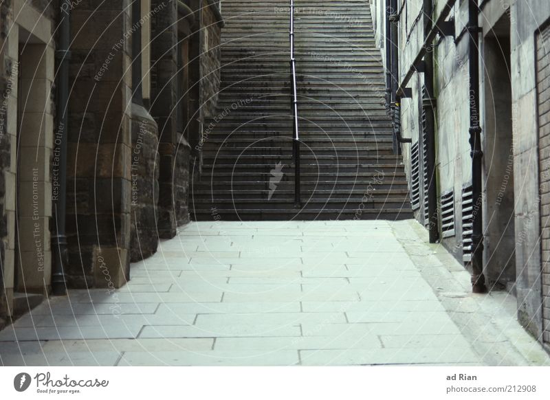 treppe Edinburgh Stadt Altstadt Menschenleer Haus Mauer Wand Treppe Wege & Pfade alt ästhetisch elegant Ferne Unendlichkeit Farbfoto Außenaufnahme