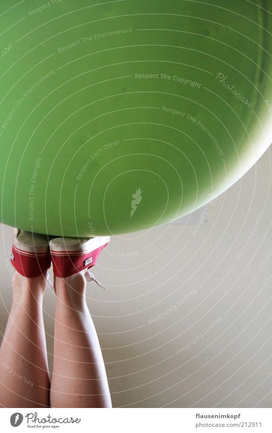 upside down harmonisch Beine 1 Mensch Schuhe Turnschuh rund grün Luftballon Farbfoto Tag Frauenbein Chucks Gleichgewicht Geschicklichkeit Körperbeherrschung