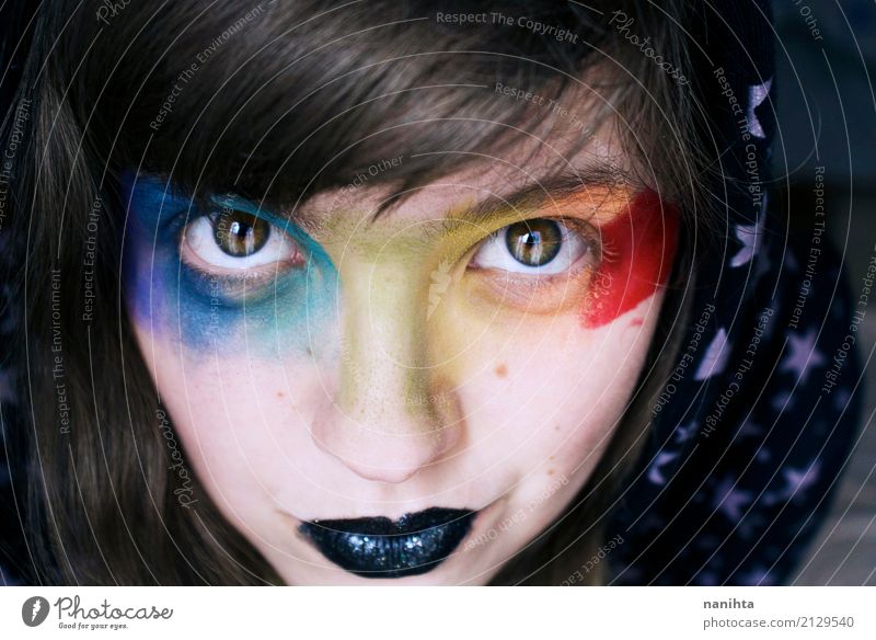 Junge Frau mit Regenbogen bilden exotisch Haut Gesicht Schminke Lippenstift Karneval Mensch feminin Jugendliche 1 18-30 Jahre Erwachsene Kapuze schwarzhaarig